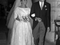 Los novios saliendo de la iglesia