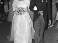 Los novios saliendo de la iglesia
