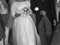 Los novios pasando por debajo del arco del aurresku