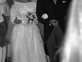 Los novios pasando por debajo del arco del aurresku