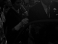 El novio entrando al coche
