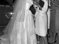 La novia saludando a una de las invitadas al enlace