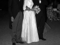 Los novios junto a un invitado al enlace