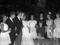 Los novios junto a algunos de los invitados
