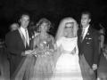 Los novios junto a una pareja de invitados
