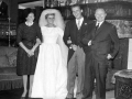 Los novios junto a una pareja de invitados
