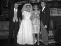 Los novios junto a unos invitados al enlace