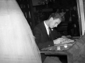 El novio firmando el acta matrimonial