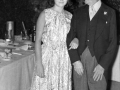 Una pareja de invitados al enlace