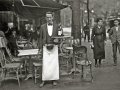 CAMARERO EN LA TERRAZA DEL GRAN CAFE DE LA MARINA. (Foto 1/1)