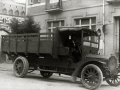 CAMIONETA APARCADA JUNTO A UNA ACERA. (Foto 1/1)
