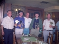 Jugadores del campeonato de tute de la sociedad Pago-Uso con sus trofeos