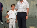 Entrega de un trofeo del Campeonato escolar de pelota vasca