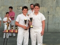 Jugadores del Campeonato escolar de pelota vasca con sus trofeos