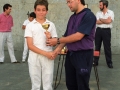 Entrega de un trofeo del Campeonato escolar de pelota vasca