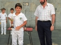 Entrega de un trofeo del Campeonato escolar de pelota vasca