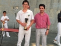 Entrega de un trofeo del Campeonato escolar de pelota vasca