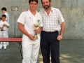 Entrega de un trofeo del Campeonato escolar de pelota vasca