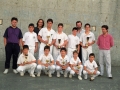 Jugadores del Campeonato escolar de pelota vasca con sus trofeos