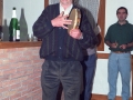 Hombre tocando la pandereta durante el Campeonato intersociedades de mus