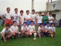 Equipo de fútbol con su trofeo, en el campo del Aloña Mendi, durante el campeonato local de fútbol