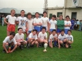 Equipo de fútbol con su trofeo, en el campo del Aloña Mendi, durante el campeonato local de fútbol