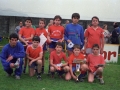 Equipo de fútbol con su trofeo, en el campo del Aloña Mendi, durante el campeonato local de fútbol