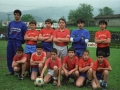 Equipo de fútbol en el campo del Aloña Mendi, durante el campeonato local de fútbol. Al fondo, la ermita de San Esteban
