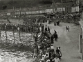 GRUPO DE PERSONAS EN EL MUELLE DE SAN SEBASTIAN. (Foto 1/1)