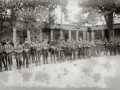 GRUPO DE SOLDADOS Y OFICIALES JUNTO A SUS PETATES EN EL PATIO DEL CUARTEL DE ZUHAIZTI ANTES DE PARTIR HACIA LA GUERRA DE AFRICA. (Foto 2/3)