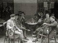 HOMBRES SENTADOS EN LA TERRAZA DEL CAFE ANDIA. (Foto 2/3)