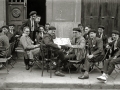 HOMBRES SENTADOS EN LA TERRAZA DEL CAFE ANDIA. (Foto 3/3)