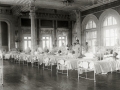 MILITARES HERIDOS EN LA GUERRA DE AFRICA QUE FUERON TRASLADADOS DE LA ESTACION DE NORTE AL GRAN CASINO DE SAN SEBASTIAN HABILITADO COMO HOSPITAL DE LA CRUZ ROJA. (Foto 5/5)