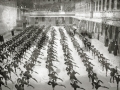 EXHIBICION DE GIMNASIA DE NIÑOS ESCOLARES EN EL PATIO DEL COLEGIO DE SAN BERNARDO, EN LAS INSTALACIONES DE LOS JESUITAS. (Foto 1/2)
