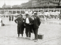 DOS HOMBRES Y UNA MUJER DE AMBIENTE RURAL EN LA PLAYA DE LA CONCHA CONTEMPLANDO EL MAR. (Foto 1/1)