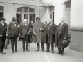 EL GENERAL MIGUEL PRIMO DE RIVERA CON UN GRUPO DE HOMBRES EN EL EXTERIOR DE UN EDIFICIO. (Foto 1/1)