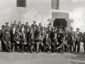 GRUPO DE HOMBRES JUNTO AL RESTAURANTE ARANZABI EN VILLABONA. (Foto 1/1)