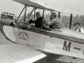 PILOTO EN SU AVIONETA EN EL CAMPO DE AVIACION DE LASARTE. (Foto 3/3)