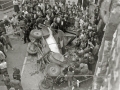 GRUPO DE PERSONAS JUNTO A UN AUTOMOVIL SINIESTRADO. (Foto 1/2)