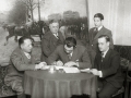 EL PUGIL PAULINO UZCUDUN FIRMANDO UNOS DOCUMENTOS EN UN SALON. (Foto 1/1)