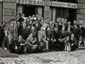 MIEMBROS DE LA SOCIEDAD DONOSTI BERRI POSANDO FRENTE AL DOMICILIO SOCIAL. (Foto 1/1)