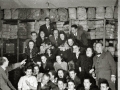 GRUPO DE EMPLEADOS CELEBRANDO UNA FIESTA EN LOS LOCALES DE UNA FABRICA DE LANAS. (Foto 1/20)