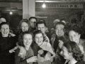 GRUPO DE EMPLEADOS CELEBRANDO UNA FIESTA EN LOS LOCALES DE UNA FABRICA DE LANAS. (Foto 2/20)