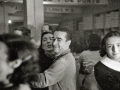 GRUPO DE EMPLEADOS CELEBRANDO UNA FIESTA EN LOS LOCALES DE UNA FABRICA DE LANAS. (Foto 7/20)