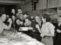 GRUPO DE EMPLEADOS CELEBRANDO UNA FIESTA EN LOS LOCALES DE UNA FABRICA DE LANAS. (Foto 8/20)