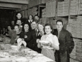 GRUPO DE EMPLEADOS CELEBRANDO UNA FIESTA EN LOS LOCALES DE UNA FABRICA DE LANAS. (Foto 9/20)