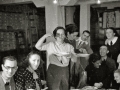 GRUPO DE EMPLEADOS CELEBRANDO UNA FIESTA EN LOS LOCALES DE UNA FABRICA DE LANAS. (Foto 10/20)