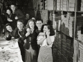 GRUPO DE EMPLEADOS CELEBRANDO UNA FIESTA EN LOS LOCALES DE UNA FABRICA DE LANAS. (Foto 14/20)