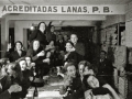 GRUPO DE EMPLEADOS CELEBRANDO UNA FIESTA EN LOS LOCALES DE UNA FABRICA DE LANAS. (Foto 15/20)