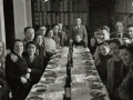 GRUPO DE EMPLEADOS CELEBRANDO UNA FIESTA EN LOS LOCALES DE UNA FABRICA DE LANAS. (Foto 18/20)